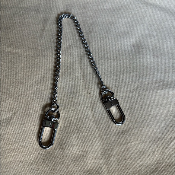 ❤️💲Louis Vuitton Silver Chain Extender❤️💲LAST PRICE ❤️💲 - Picture 1 of 6